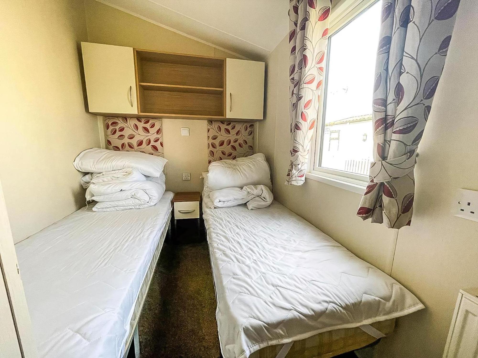 Caravan With Decking And Free Wifi At Seawick Holiday Park Ref 27214Sw Клактон-он-Сі Екстер'єр фото