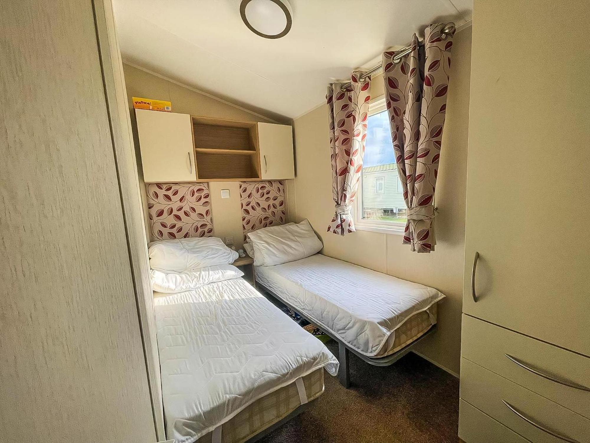 Caravan With Decking And Free Wifi At Seawick Holiday Park Ref 27214Sw Клактон-он-Сі Екстер'єр фото